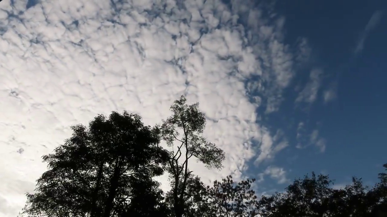 天空和云在山上视频素材