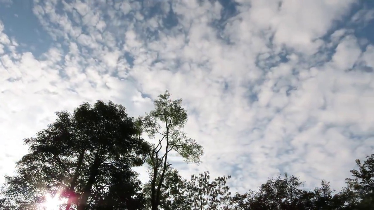 天空和云在山上视频素材