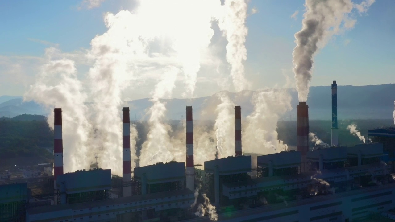 鸟瞰电厂燃煤环境，雾霾污染视频下载