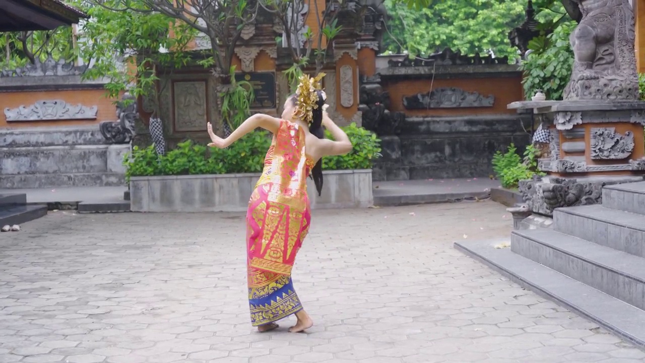 巴厘岛舞者在庙里与花共舞视频下载