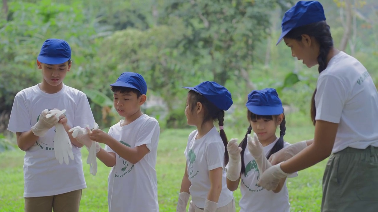 团体志愿者戴着手套，一起清理自然垃圾视频素材