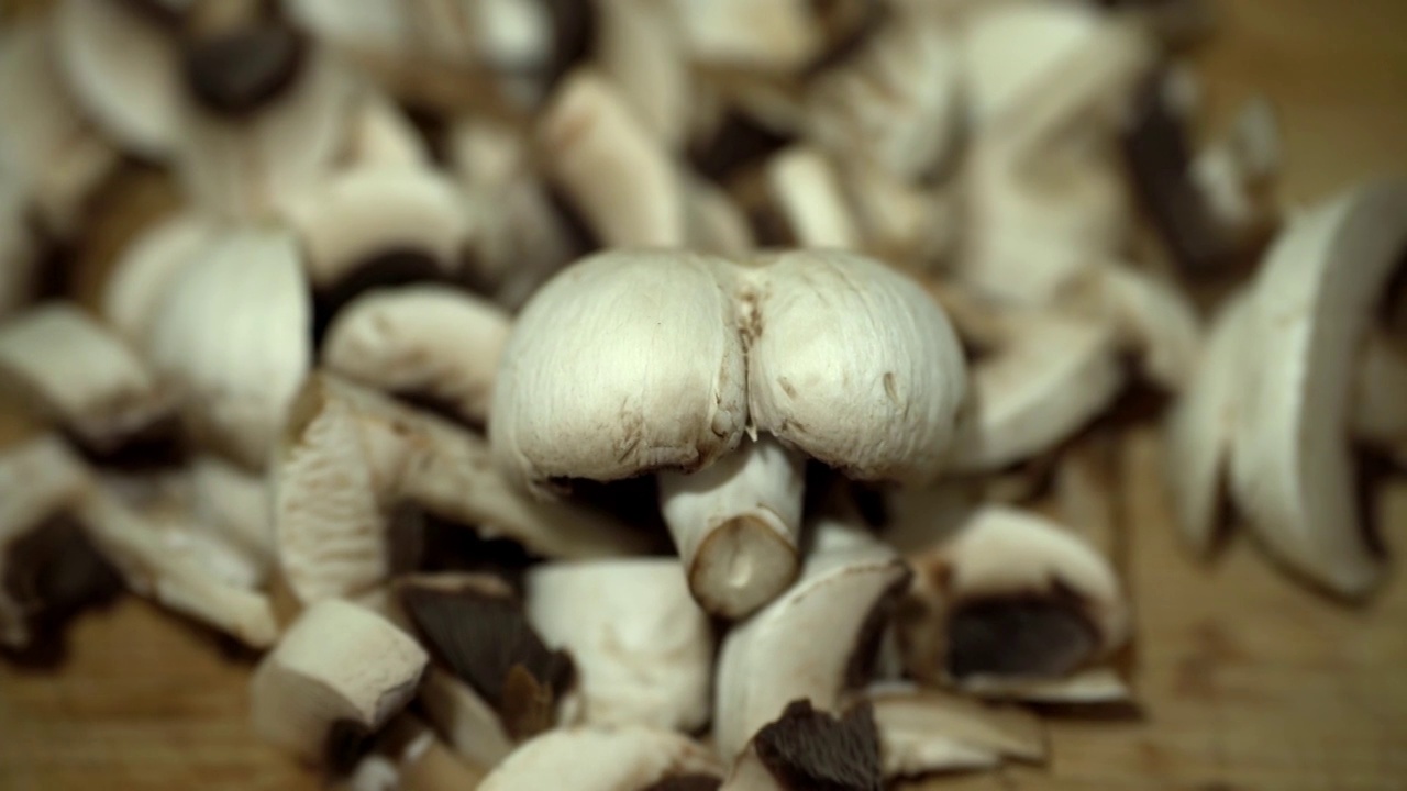 漂亮的蘑菇。蘑菇烹饪视频下载