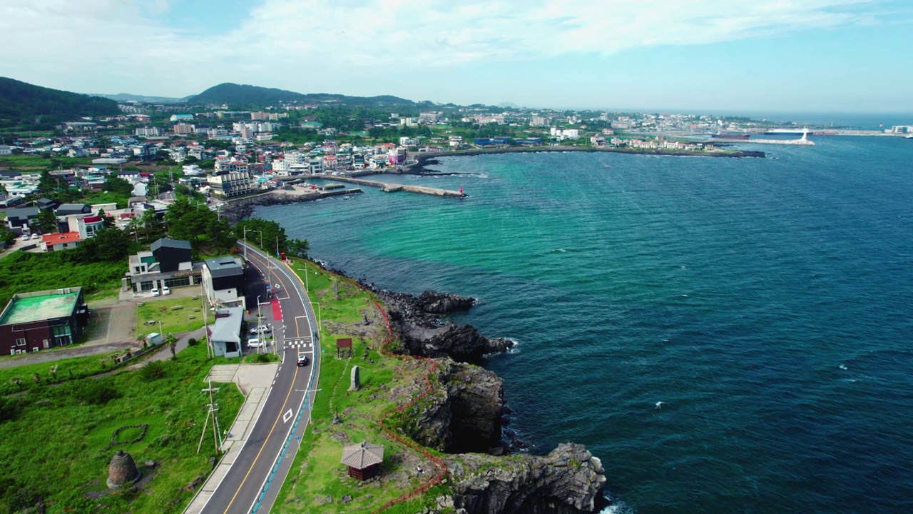 韩国济州岛，埃越港村周围的夏季风景和海岸散步视频下载