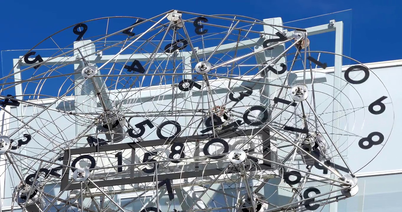 建筑立面和蓝天上的天文时钟齿轮机构设计，4K视频下载