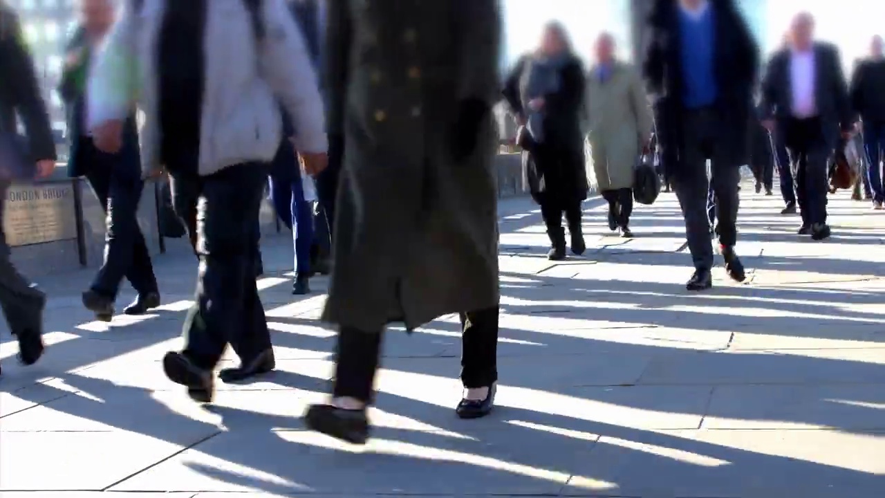 通勤者步行上班。低角度腿和脚。视频下载