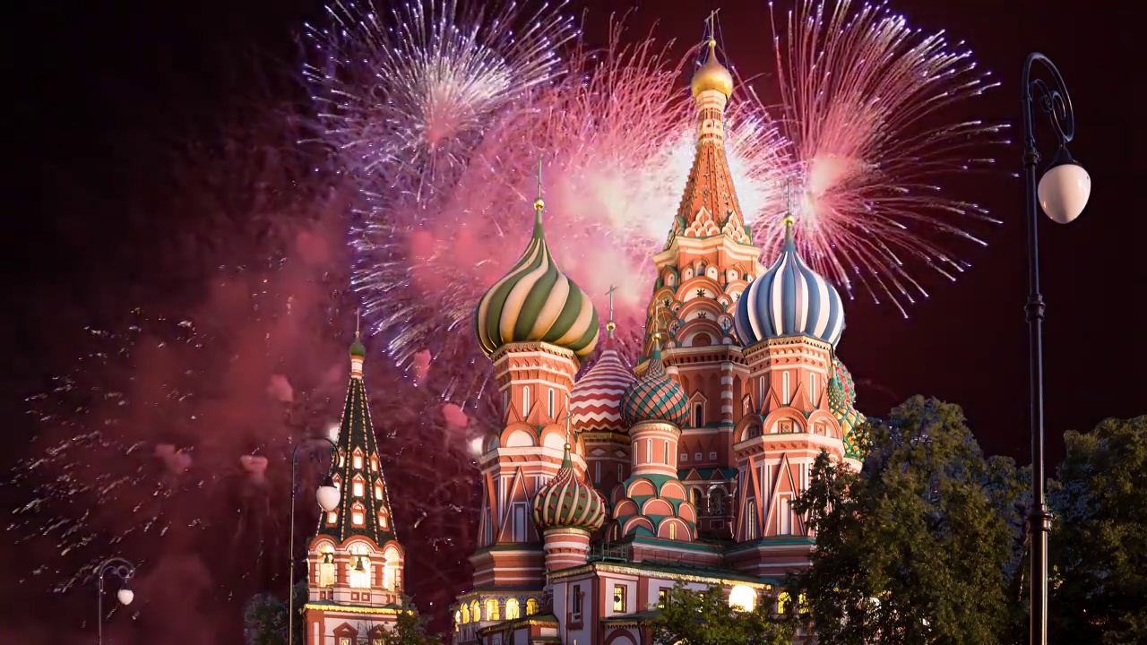 俄罗斯莫斯科，红场，庆祝五彩缤纷的烟花和护城河上最神圣的西奥托科大教堂(受祝福的巴兹尔神庙)视频下载