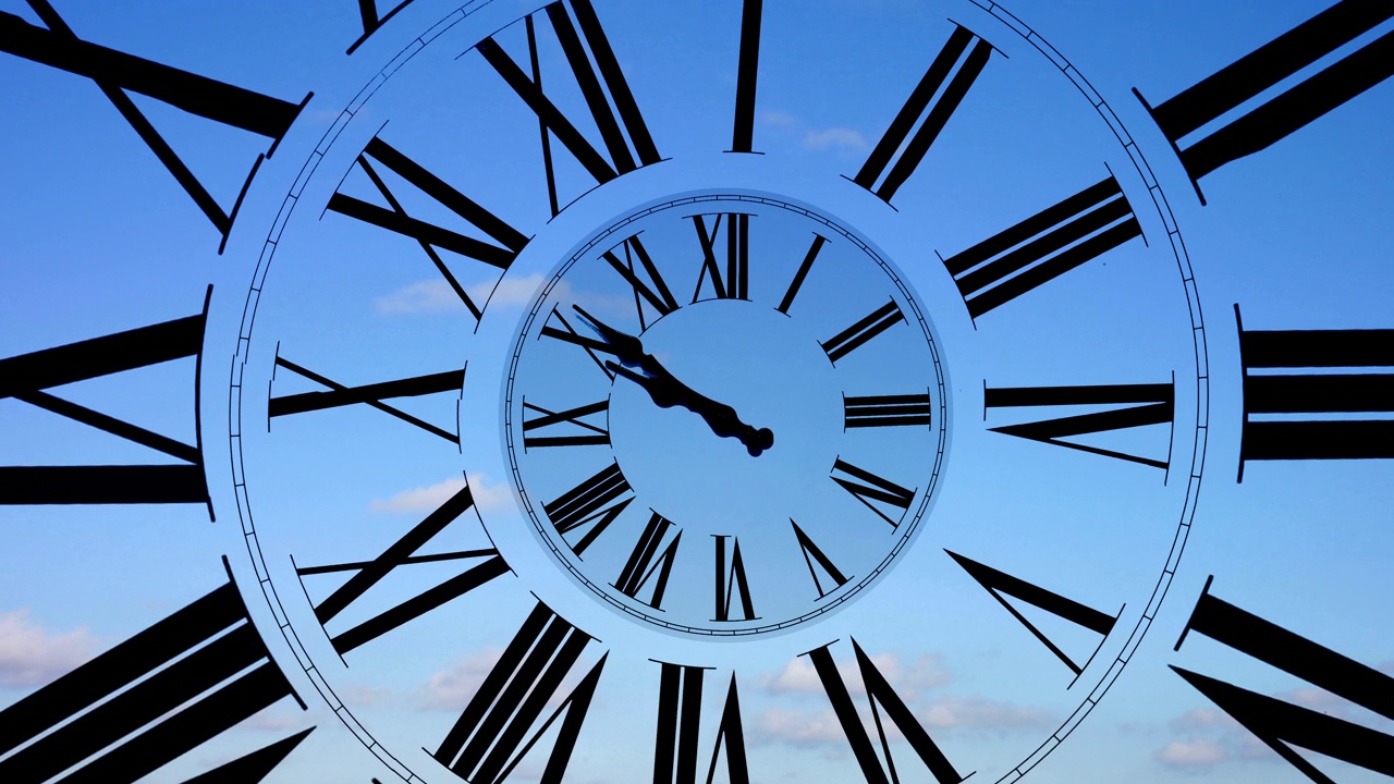 时钟和时间。刻度盘和一个时间推移的钟面与一个时间推移的蓝天。视频下载