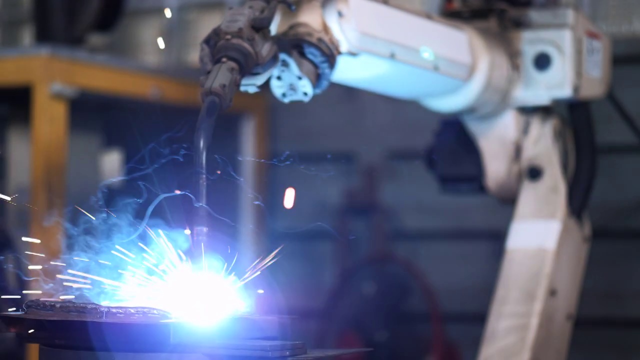智能工业机器人手臂焊接试验运行程序为数字化工厂生产技术视频下载