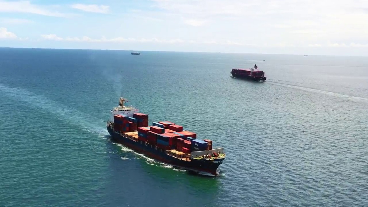 航拍集装箱船在海上视频下载