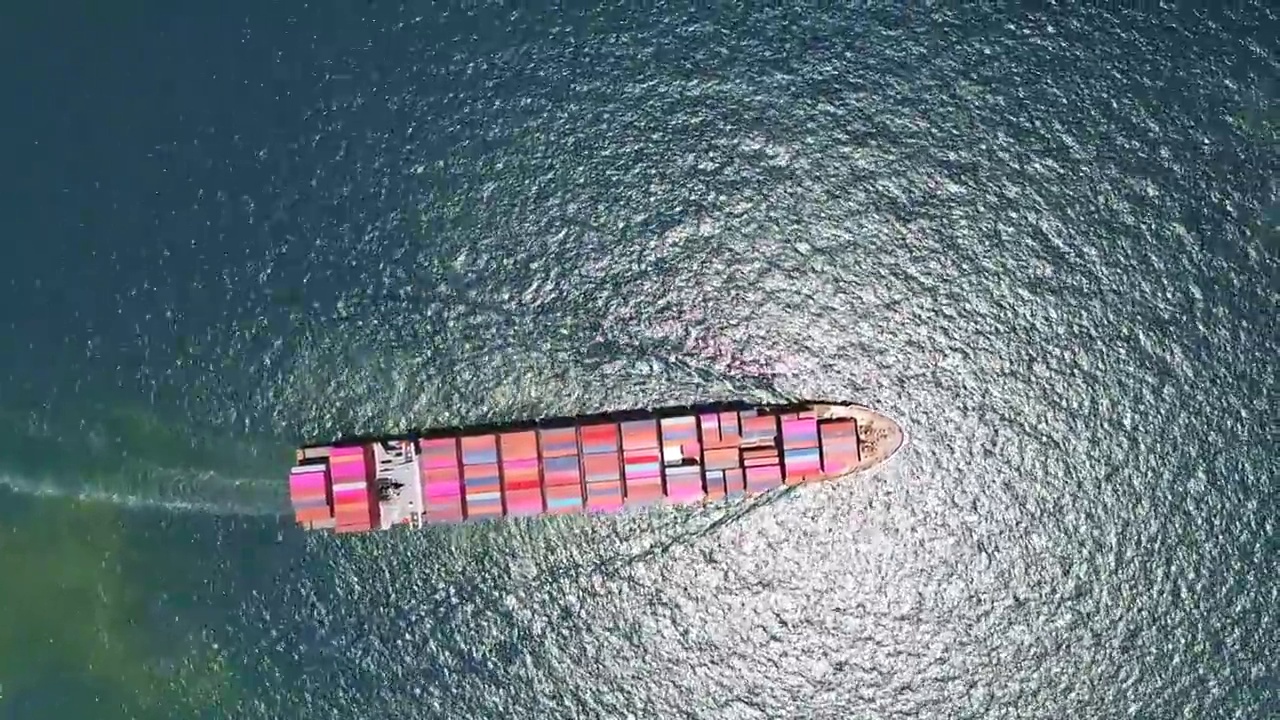 航拍集装箱船在海上视频下载