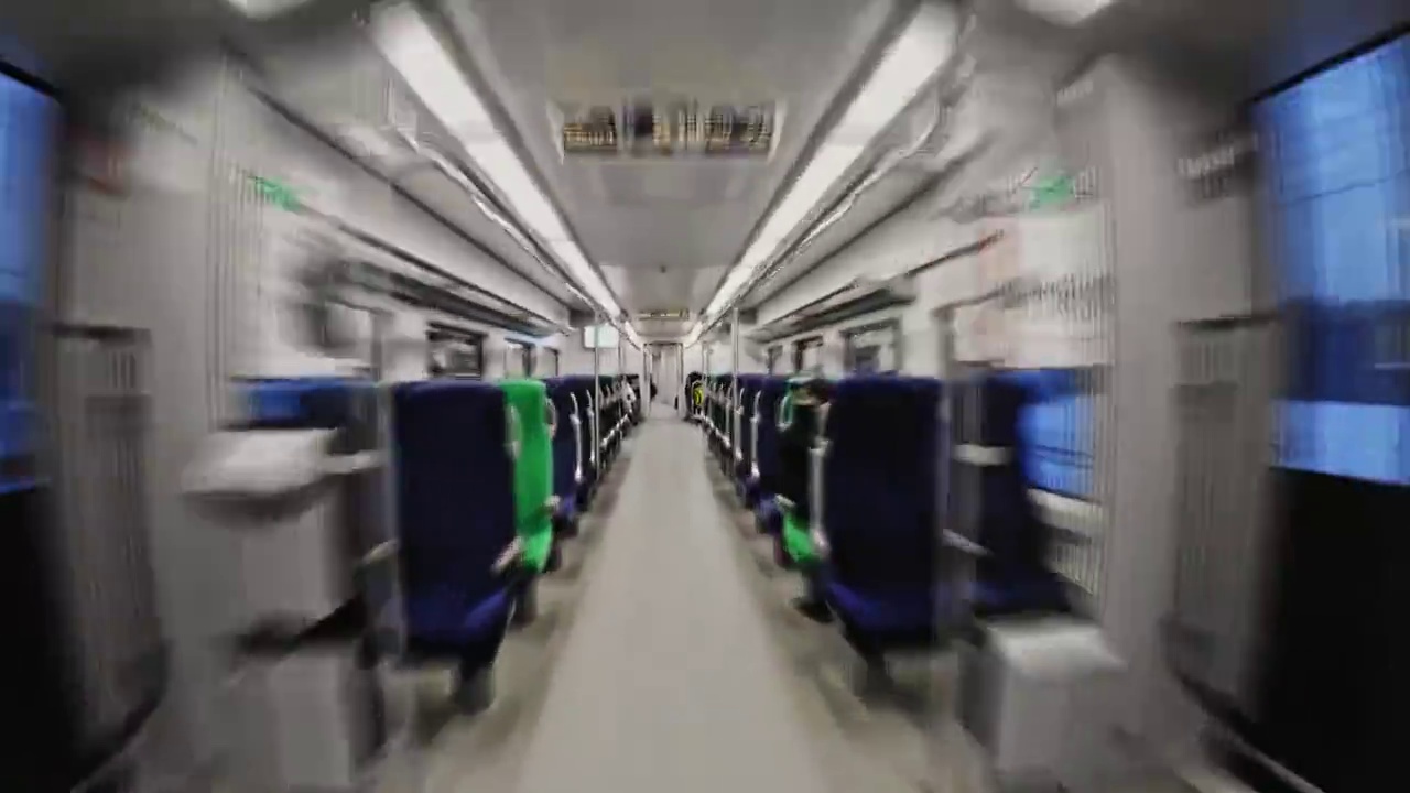 穿越城市高架铁路的车厢，时光流逝视频下载