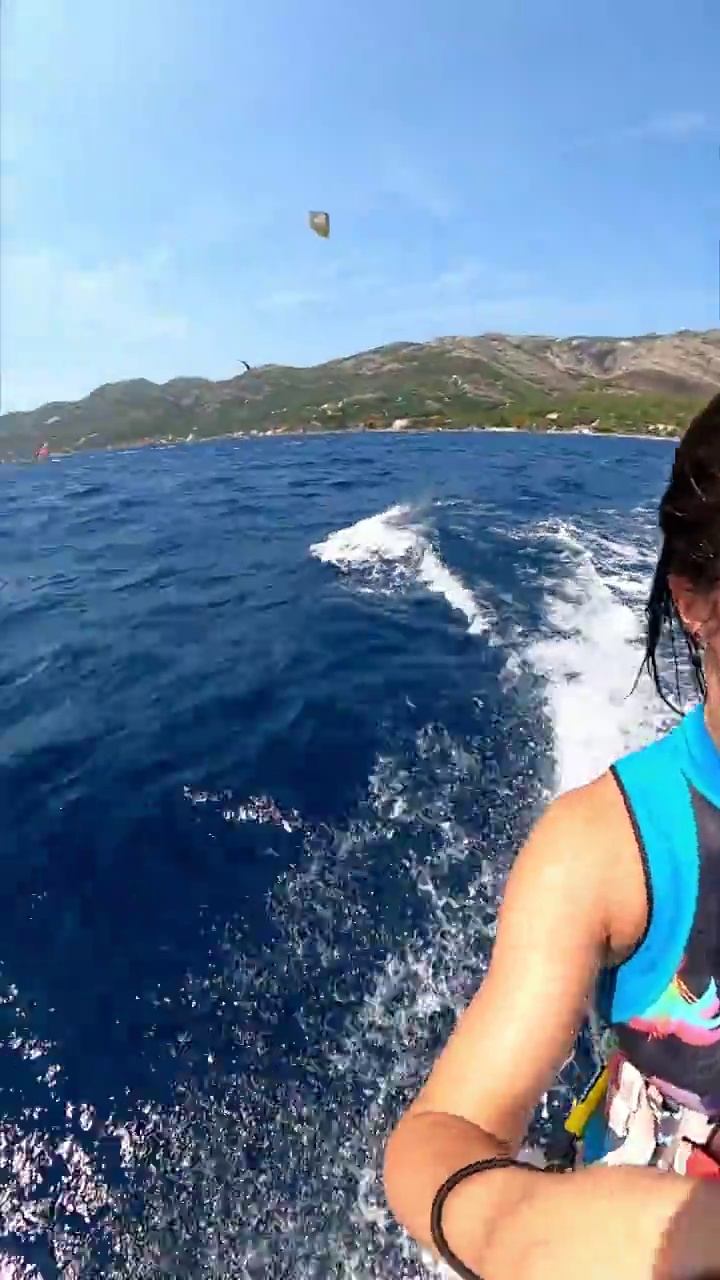 蓝色大海上的女风筝滑板运动员视频下载