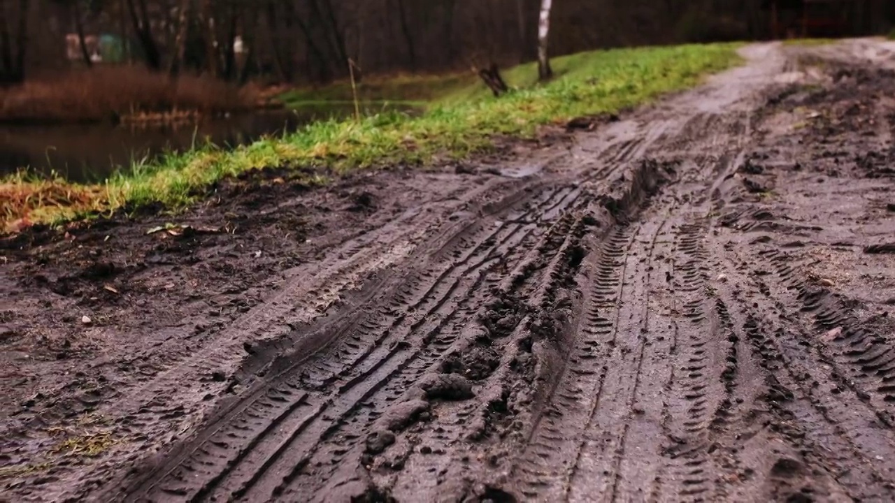 泥泞路面上的汽车轮胎印视频素材