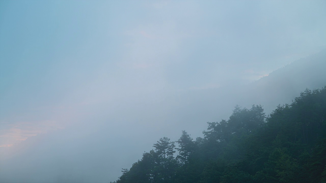 图为韩国江原道锦山郡的晨雾视频下载