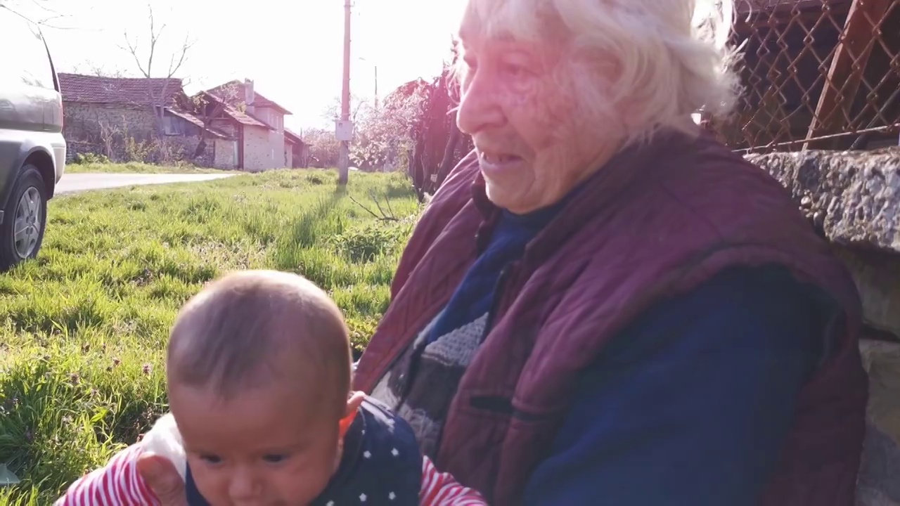 祖母手中幸福婴儿的肖像，近距离看。视频素材