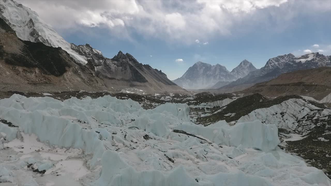 东尼泊尔，昆布，喜马拉雅，Digboche -冰川和自然风景/尼泊尔视频下载