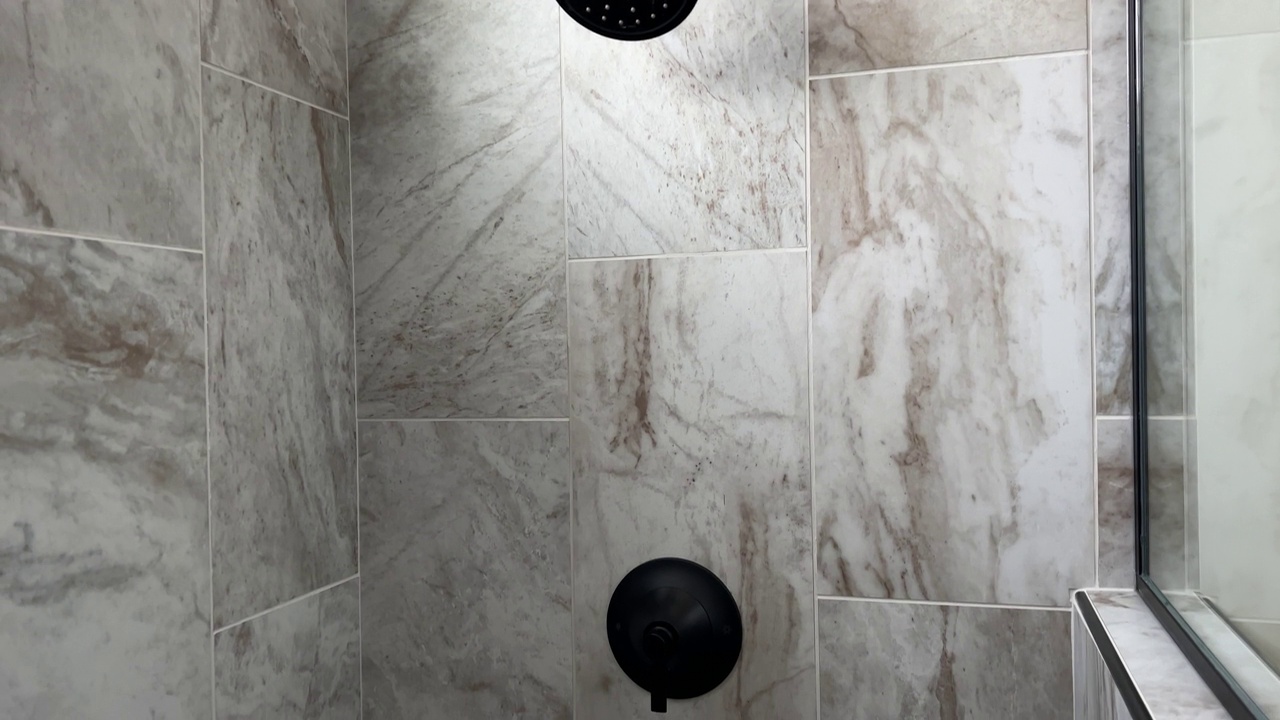 全新的淋浴器与大理石瓷砖和现代淋浴头的内视图视频素材