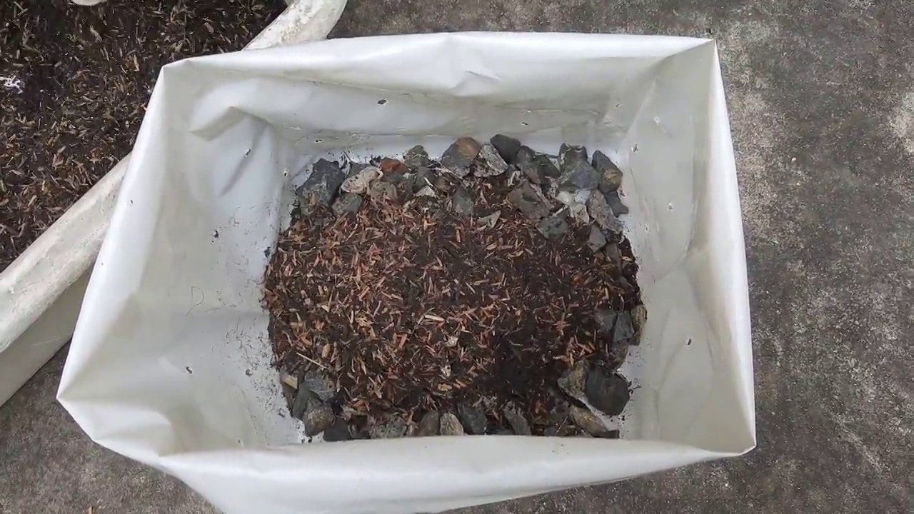 园丁将土壤倒入种植袋视频素材