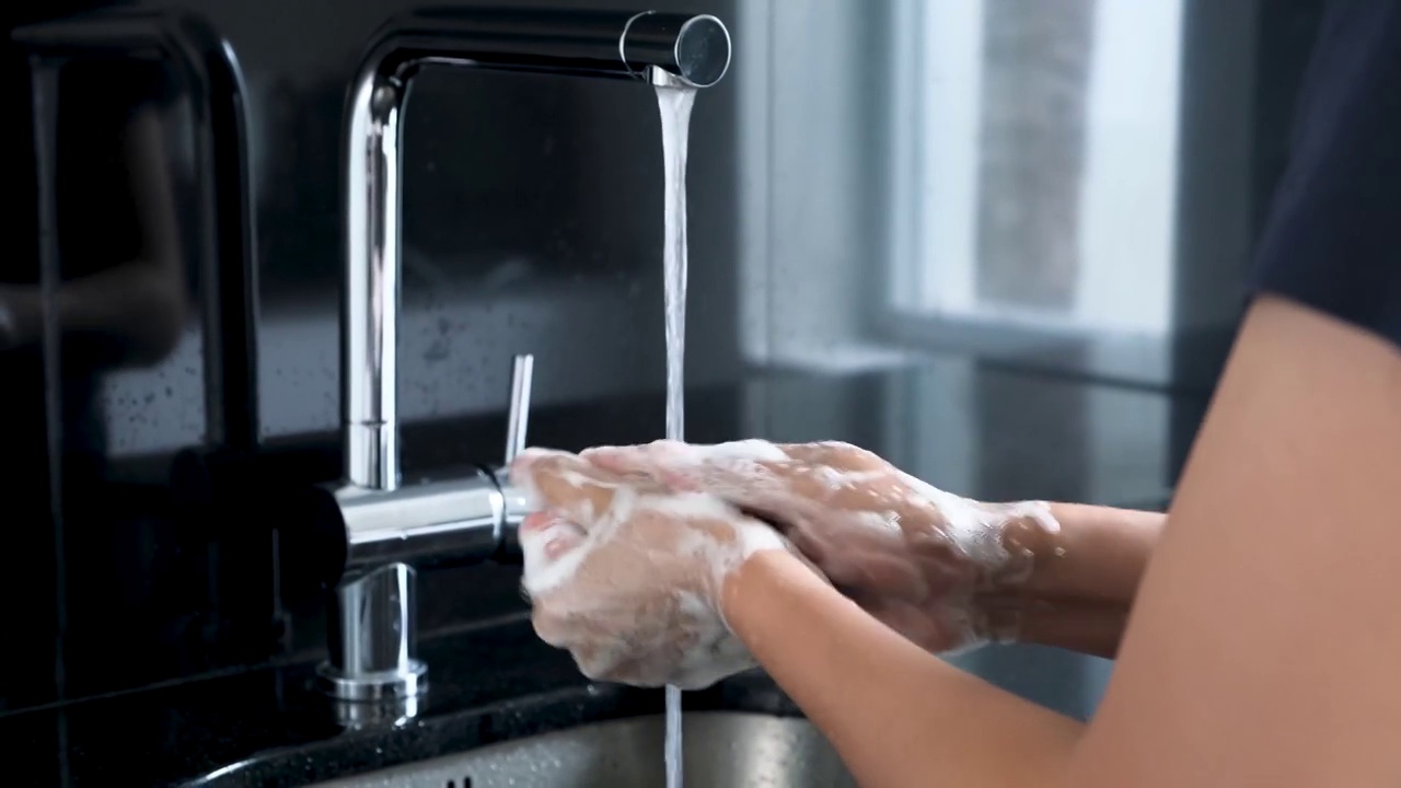 妇女的手在水槽里用泡沫洗皮肤，水从手上流过。卫生观念，清洁，防止细菌和冠状病毒接触手视频下载