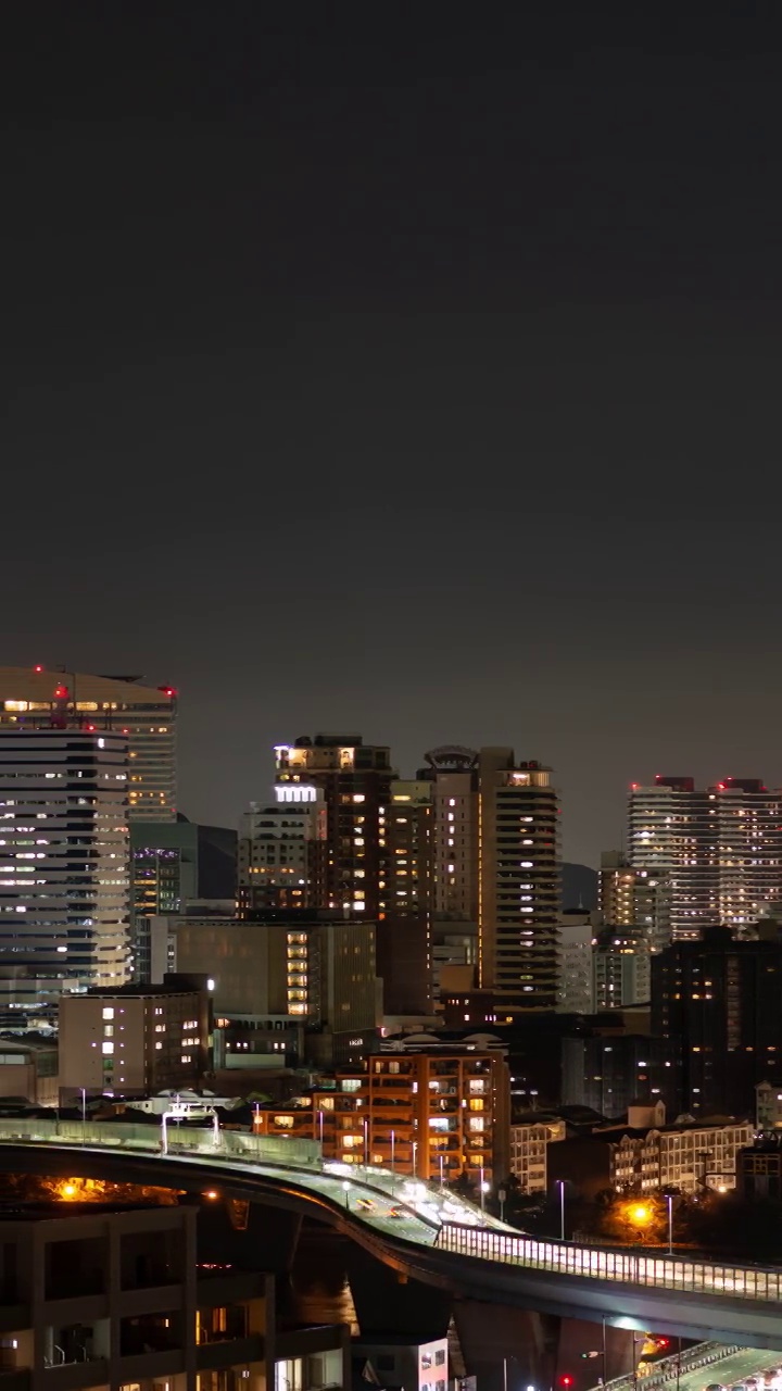 福岡市中心部博多区の夜のスカイラインと福岡タワーのイルミネーションの縦パンニングタイムラプス映像 (Fukuoka/Hakata Skyline in an Evening (Vertica Timelapse))视频素材