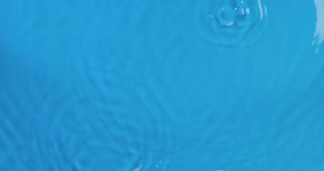 雨滴落在蓝色海水的波浪上。前视图。水滴落入水中视频下载