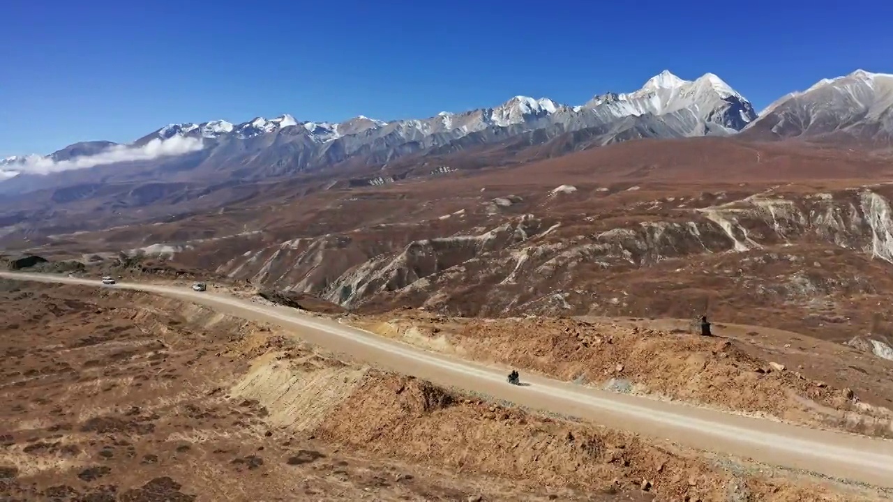 无人机视角的车辆行驶在土路上，尼泊尔视频下载