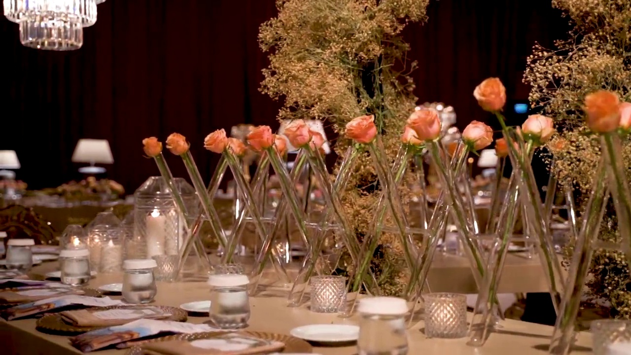 橙色婚礼装饰，现代时尚的餐桌装饰视频素材