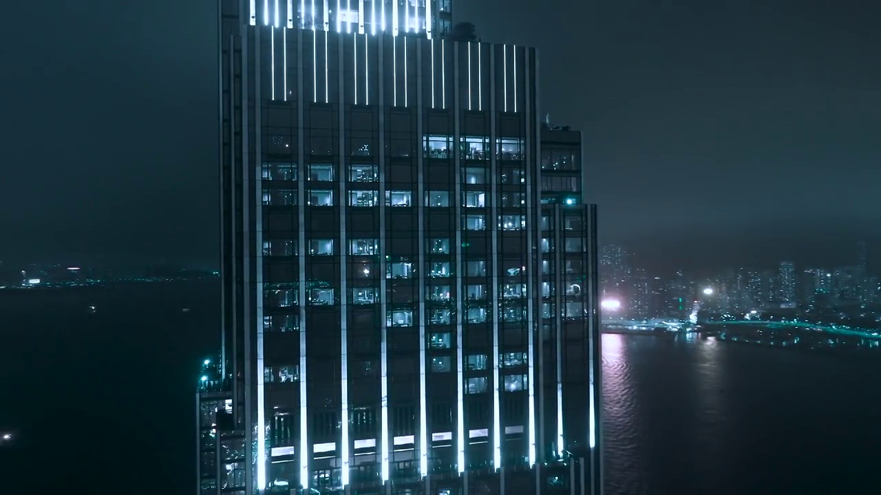无人机拍摄的香港夜晚现代玻璃摩天大楼的镜头视频下载