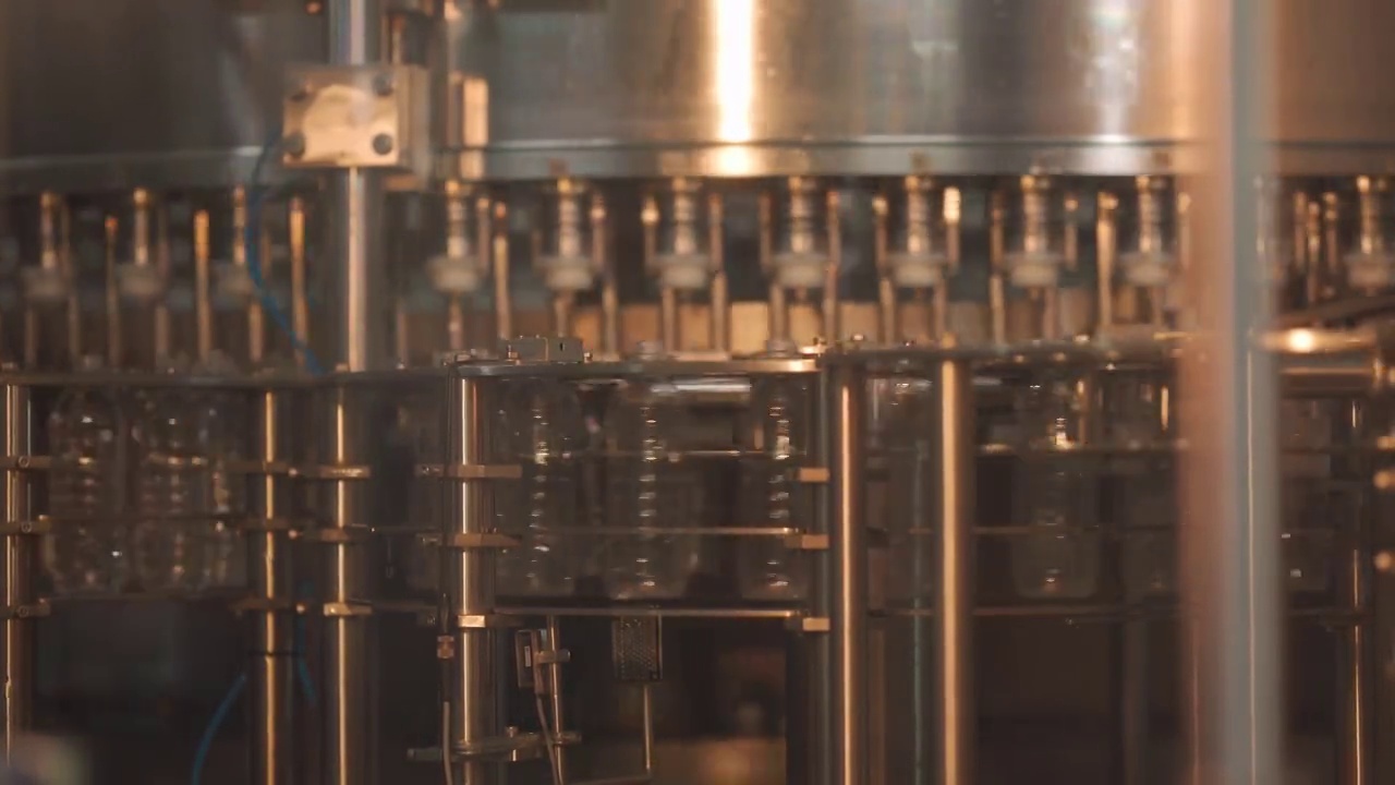 矿泉水厂生产洗瓶机灌装工艺流水线视频素材