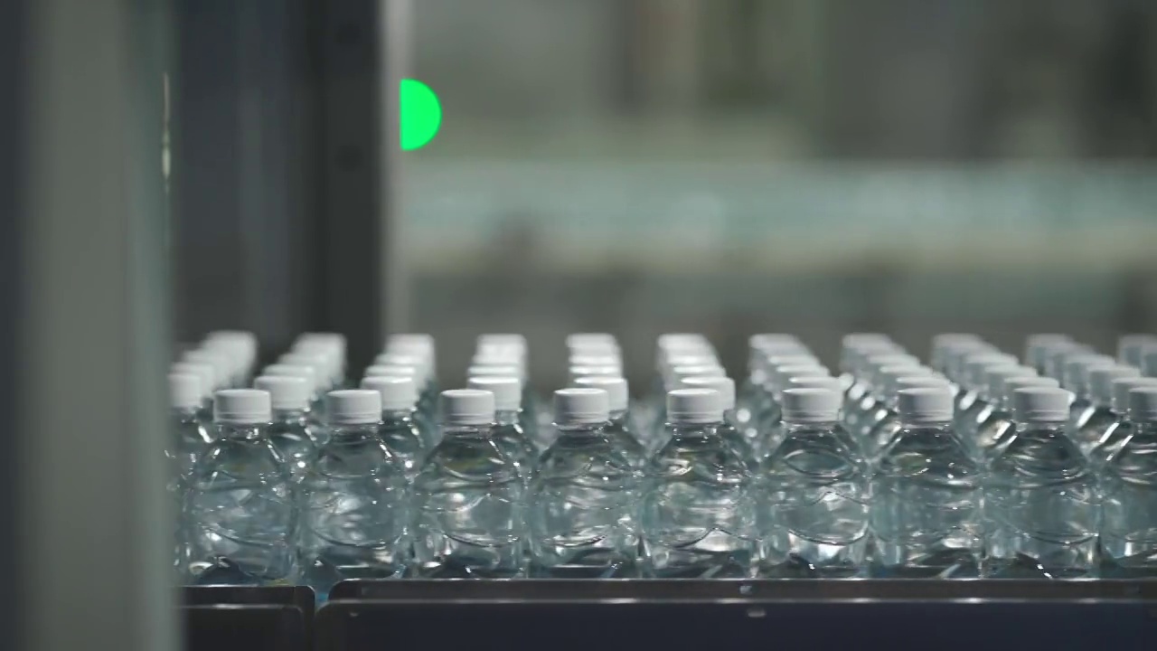 矿泉水厂生产的水瓶贴标工艺流水线在完成视频下载