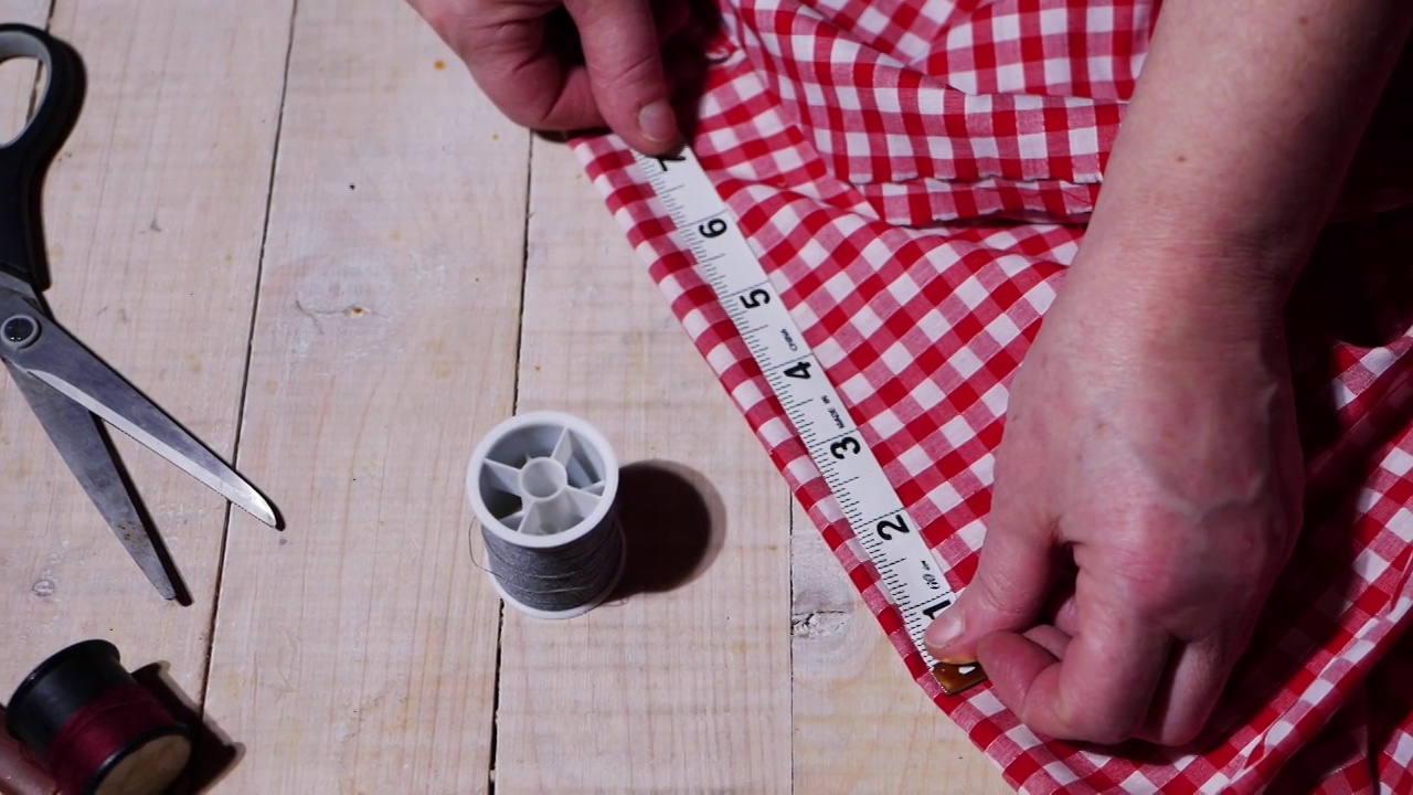 裁缝手用布料和卷尺测量缝纫视频下载