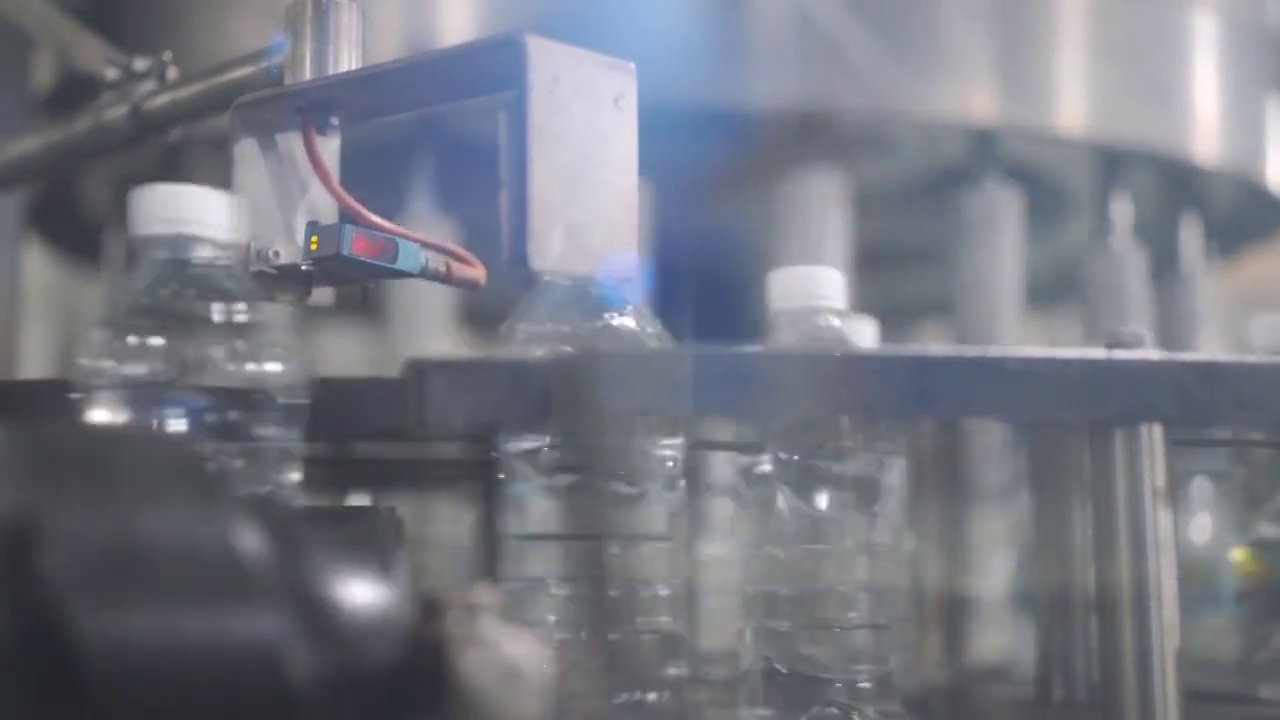 激光指针计数水瓶数矿泉厂瓶装纯净水成瓶、成罐水厂生产线视频下载