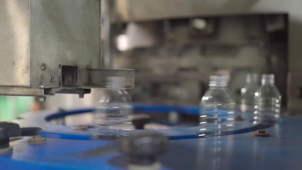 矿泉水厂生产瓶装纯净水成瓶、成罐矿泉水厂生产线视频下载