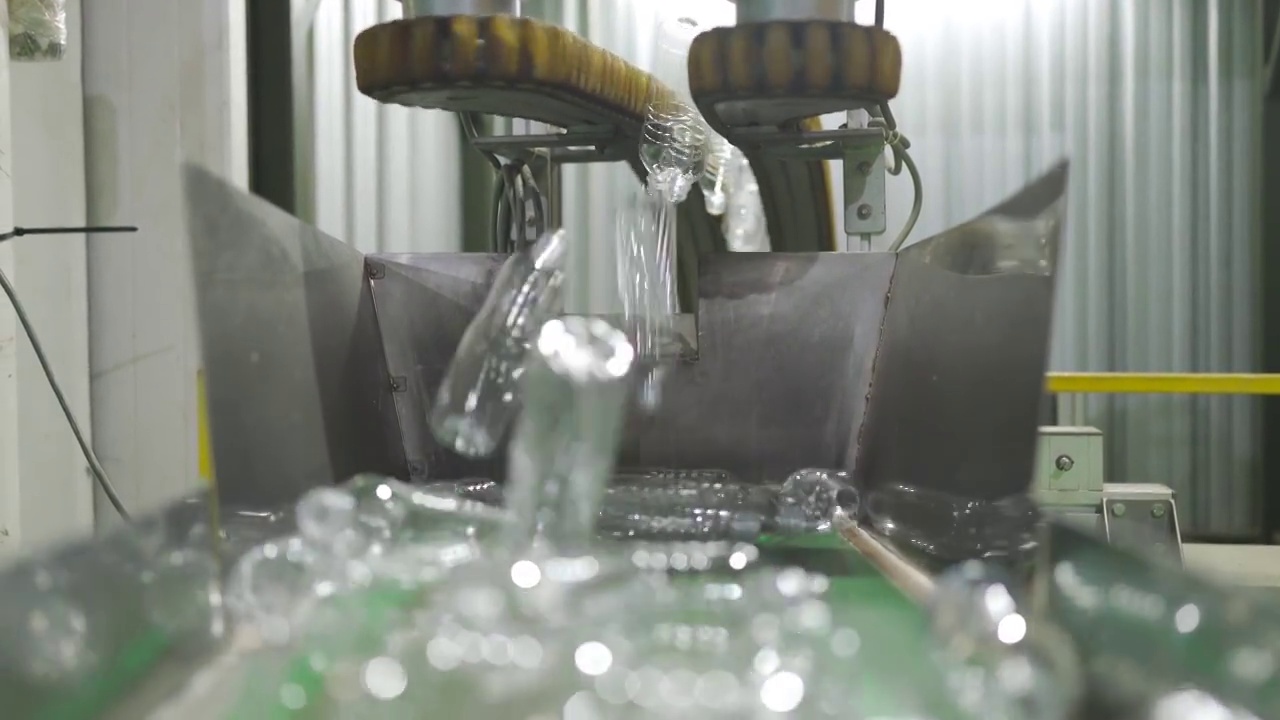 矿泉厂生产线用空瓶在输送带上清洗后加工而成视频下载