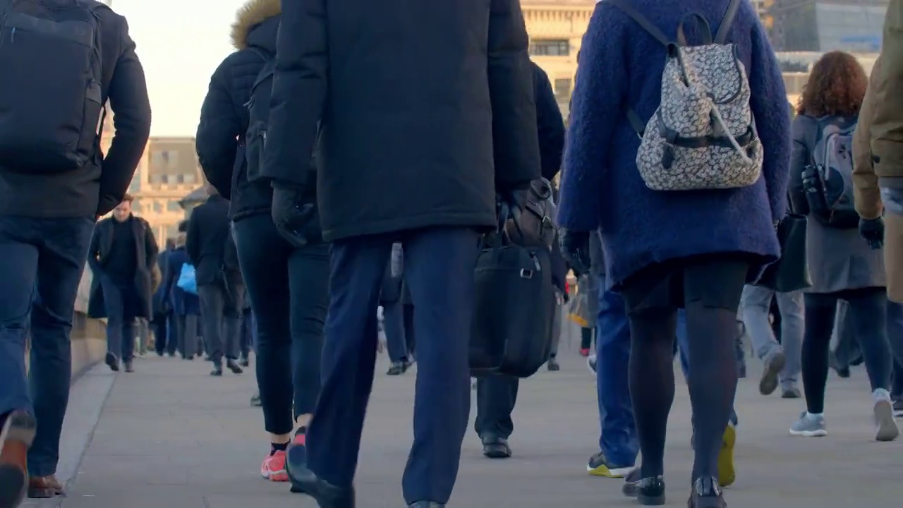 通勤者步行上班的后视图。视频素材