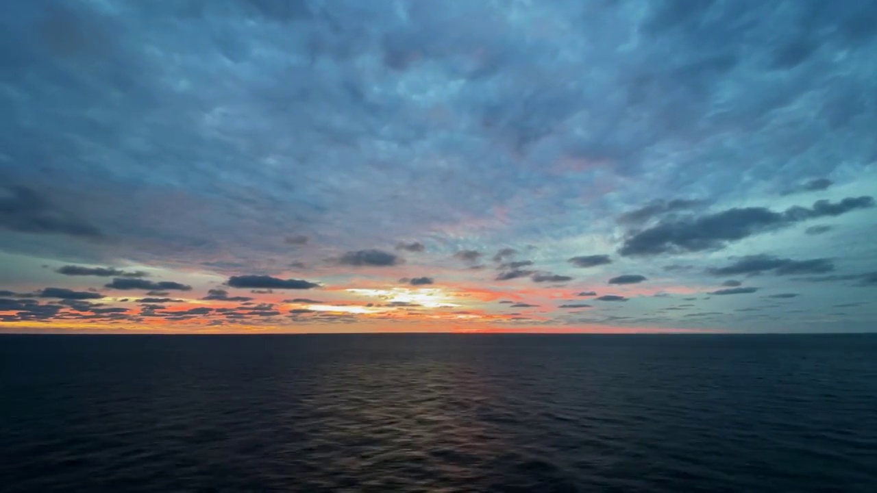 时间推移美丽的傍晚日落云景在太平洋和科尔特斯海的水线观点视频下载