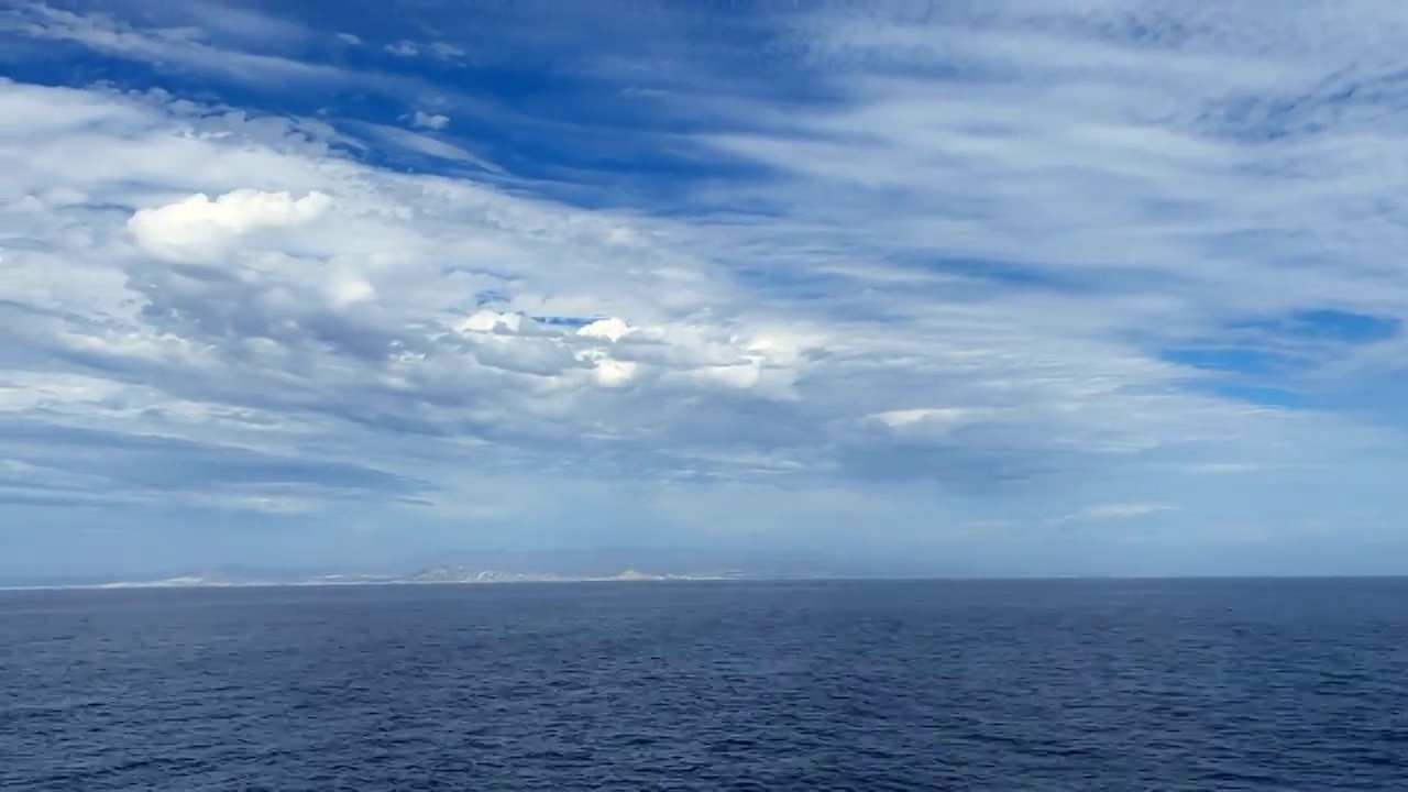 时间推移美丽的傍晚日落云景在太平洋和科尔特斯海的水线观点视频下载