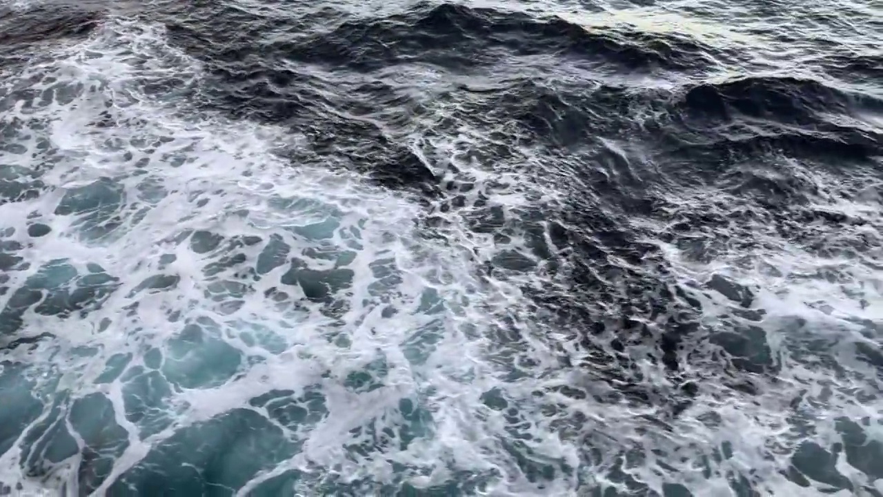 尾流慢动作清晰的蓝色海洋水支柱在太平洋冲洗视频下载