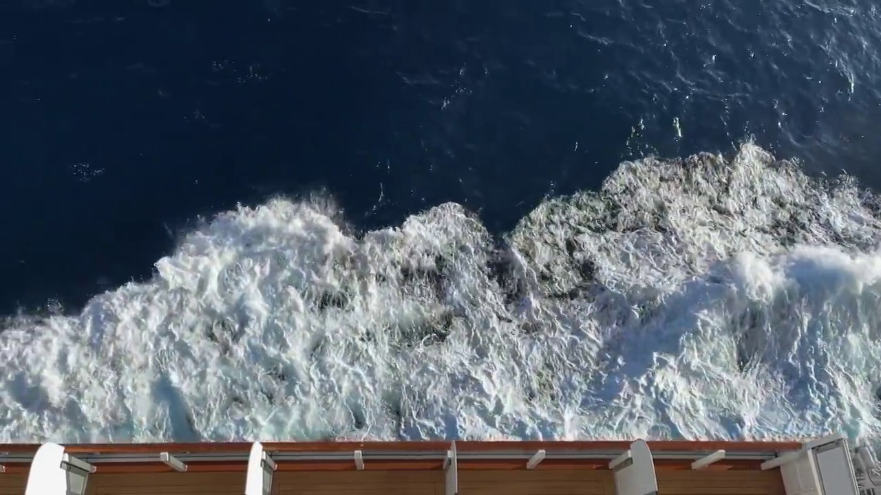 船侧尾流慢动作清晰的蓝色海洋水支柱在太平洋冲洗视频下载