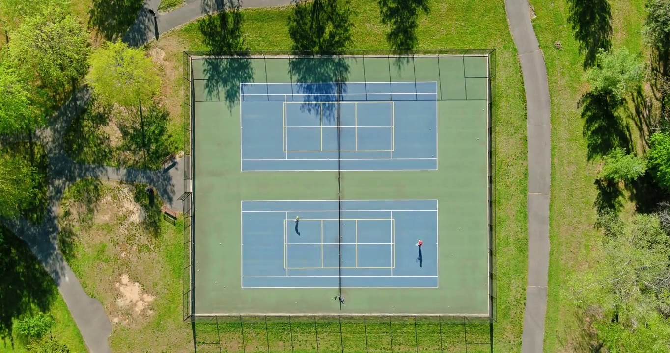 网球场上的高点投篮高度是秋天的树木视频素材