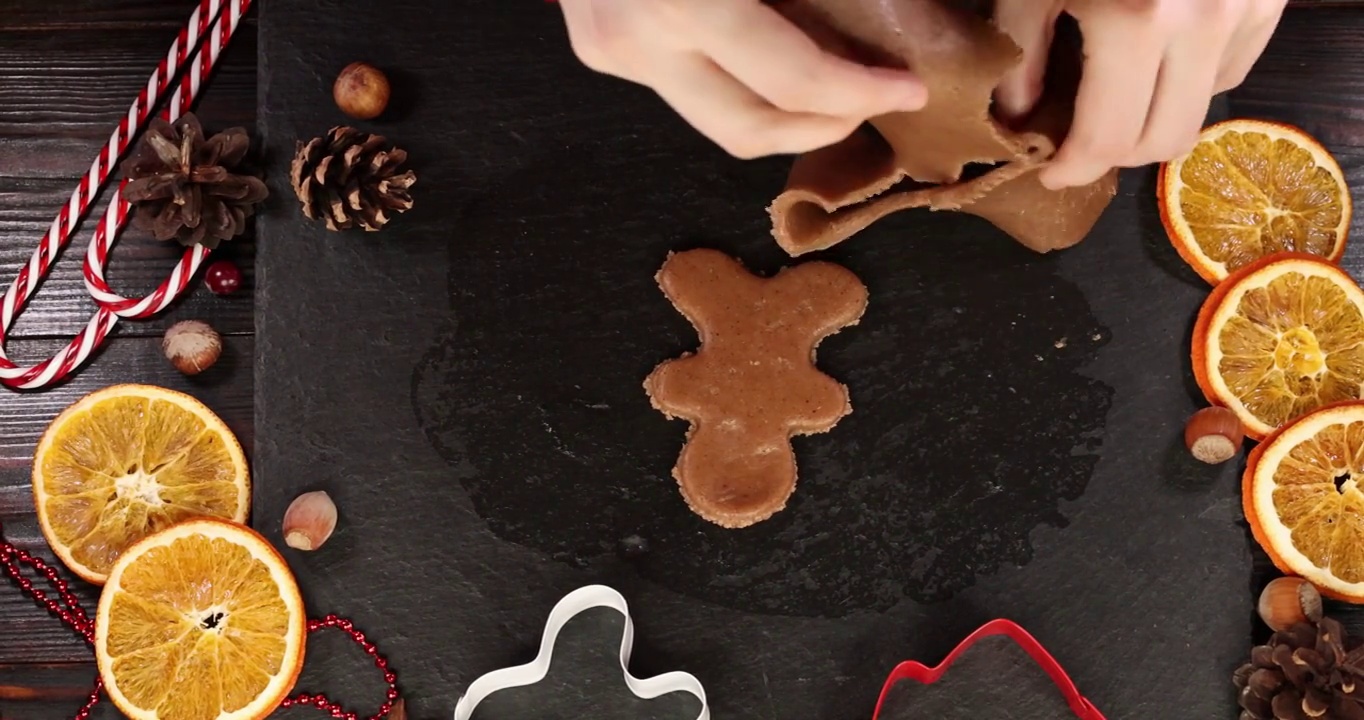圣诞姜饼曲奇。圣诞节烘焙背景。超级慢动作视频下载