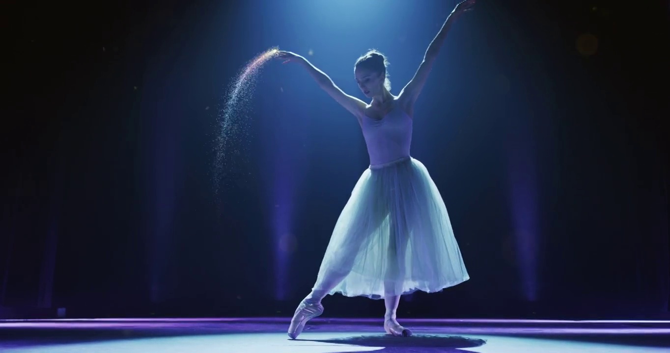 一名年轻优雅的古典芭蕾舞女舞者身穿白色芭蕾舞裙，在古典戏剧舞台上表演魔术般发光的舞蹈，表演开始前的电影镜头。视频下载