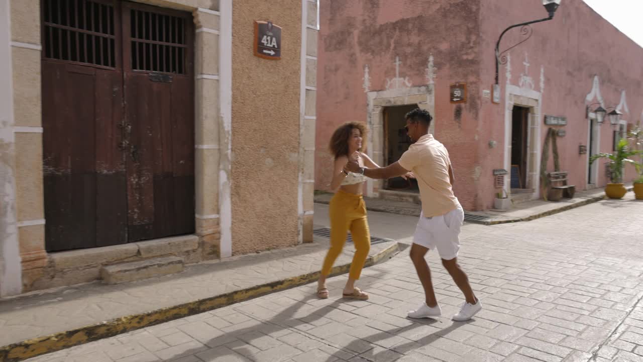 大范围拍摄的情侣在街上跳舞，在度假期间探索小镇视频下载