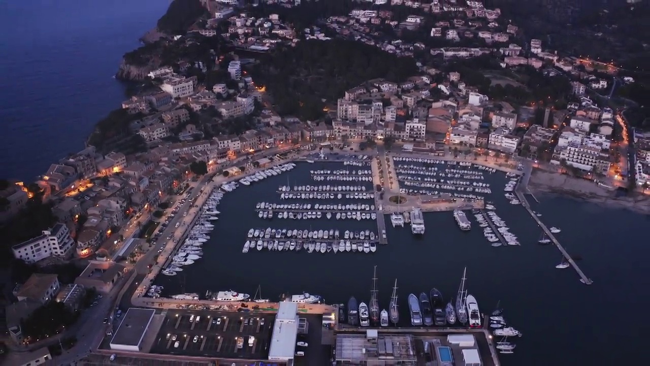从空中俯瞰西班牙马略卡岛Sóller港口的壮丽景色视频下载
