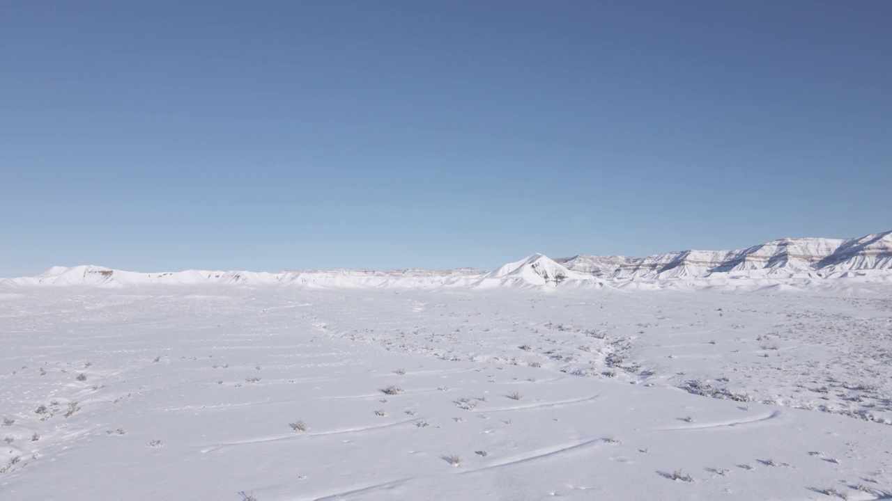 无人机拍摄美丽的科罗拉多沙漠冬季艾莉儿降雪丘陵和山脉极端天气条件视频系列视频素材