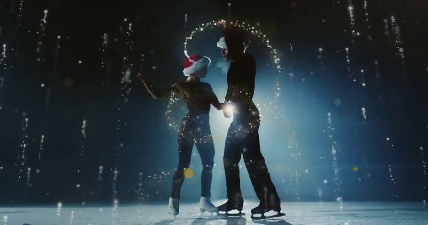 电影拍摄的一对花样滑冰选手戴着圣诞帽表演一对花样滑冰舞蹈与魔术发光在冰场在圣诞节比赛。假期和魔术的概念视频素材