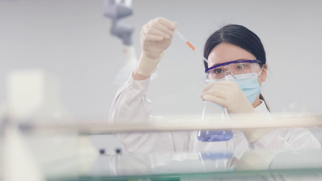 亚洲女性科学家在实验室工作视频下载