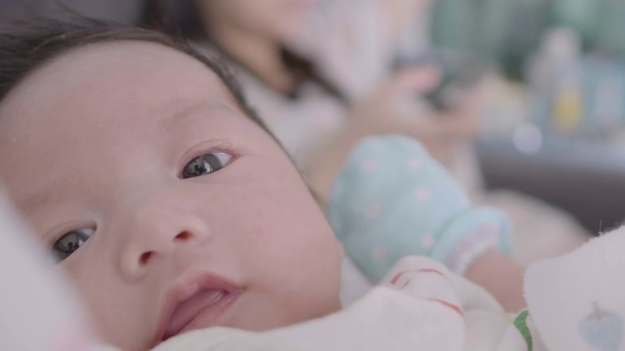 近距离观察亚洲新生儿的脸。视频素材