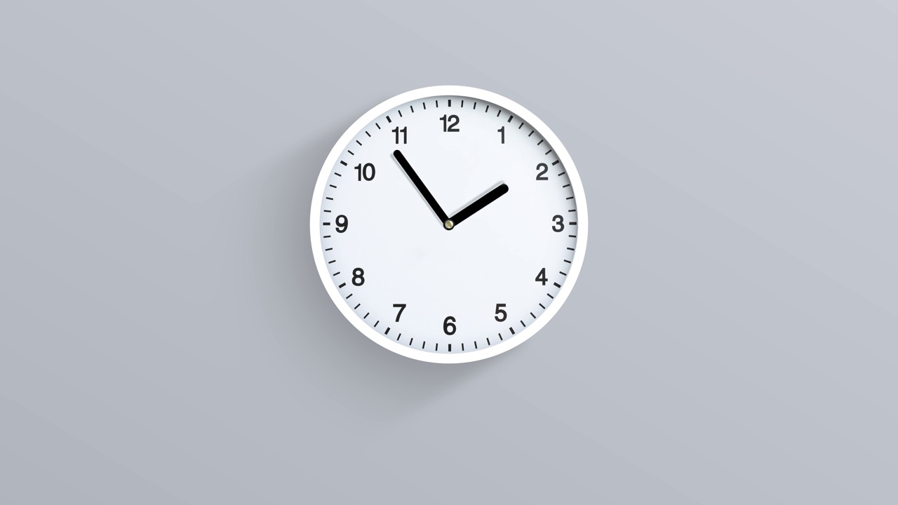 时钟时间推移快速移动白色背景。时间从早上12点到晚上12点跑得很快。时钟过了12个小时。Loopable视频下载