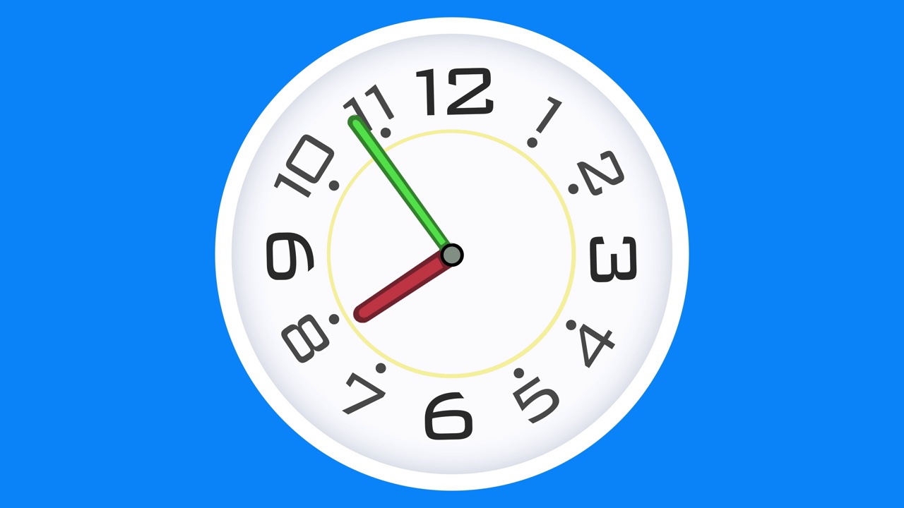 蓝屏上的时钟时间推移速度很快。时间从早上12点到晚上12点跑得很快。时钟过了12个小时。Loopable视频下载